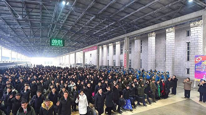 2024년 신년경축행사 참가 노력혁신자들 평양도착 [사진 제공:연합뉴스]