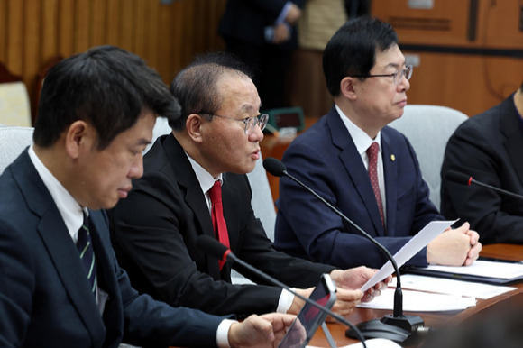 윤재옥 국민의힘 당 대표 권한대행 겸 원내대표가 29일 오전 서울 여의도 국회에서 열린 원내대책회에서 발언을 하고 있다.2023.12.29. [사진=뉴시스]