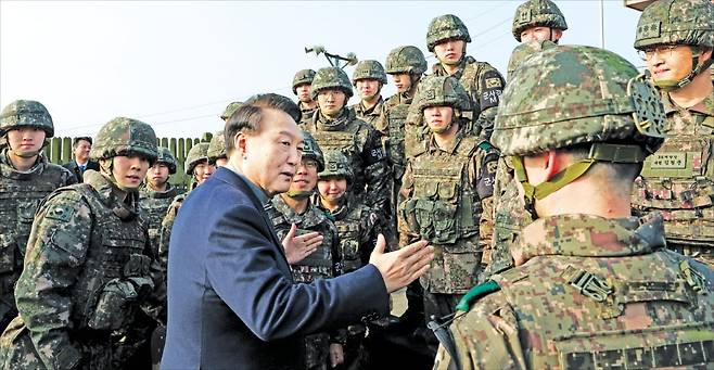 윤석열 대통령이 28일 경기 연천 중부전선에 있는 육군 제5보병사단을 방문해 최전방에서 경계 작전 중인 장병들을 격려하고 있다.   대통령실 제공