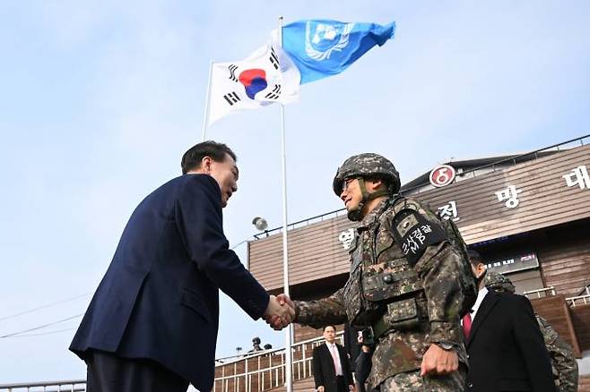 윤석열 대통령이 28일 육군 제5보병사단 전망대에 방문해 윤기중 5사단장과 악수를 나누고 있다. 연합뉴스