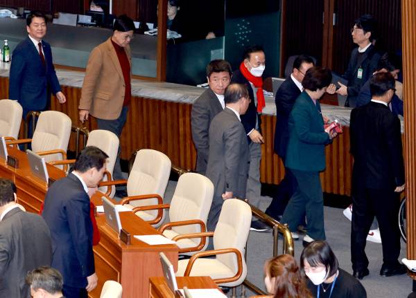 28일 국회에서 열린 본회의에서 화천대유 ‘50억 클럽’ 뇌물 의혹 사건의 진상규명을 위한 특별검사의 임명 등에 관한 법률안 표결 전에 국민의힘 의원들이 퇴장하고 있다. 연합뉴스