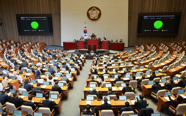 28일 국회 본회의에서 대통령 배우자 김건희의 도이치모터스 주가조작 의혹 진상규명을 위한 특별검사 임명 등에 관한 법률안이 가결되고 있다. 연합뉴스