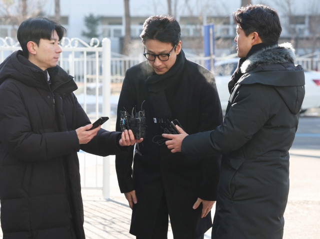 배우 이선균이 23일 인천 남동구 인천논현경찰서에 출석하던 중 고개숙여 인사하고 있다. 뉴시스