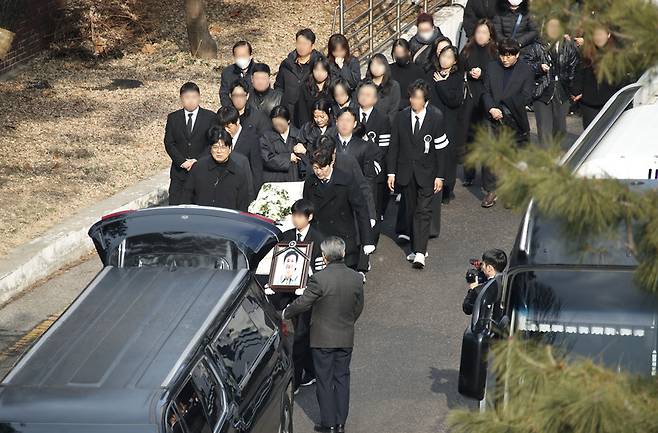 29일 오전 서울 종로구 연건동 서울대학교병원 장례식장에서 고(故) 배우 이선균의 발인이 엄수되고 있다. / 사진 = 사진공동취재단