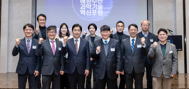 지난 8일 오후 서울대 호암교수회관에서 열린 ‘제4회 해양수산 과학기술 혁신포럼’에서 오운열(왼쪽에서 세번째) 해양수산과학기술진흥원 원장과 한택희(오른쪽 첫번째) 한국해양과학기술원 책임연구원 등이 기념 촬영을 하고 있다. [사진 = 해양수산과학기술진흥원]