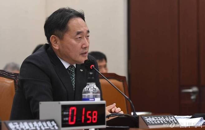 김태현 국민연금공단 이사장이 지난 10월 오후 서울 여의도 국회에서 열린 보건복지위원회의 국민연금공단 등에 대한 국정감사에서 의원들 질의에 답하고 있다. /사진=머니S 장동규 기자
