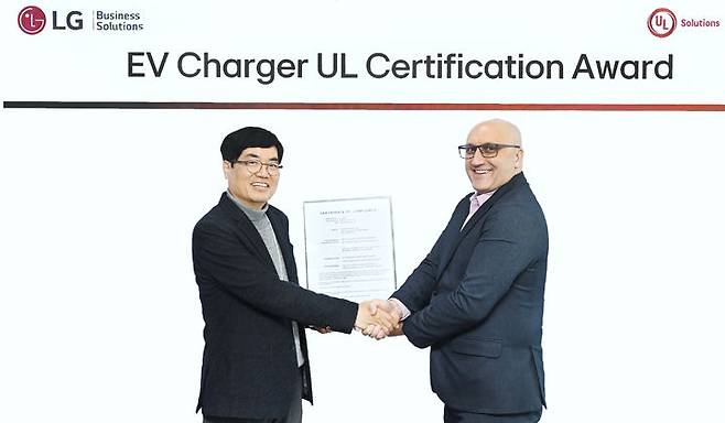 [서울=뉴시스]LG전자는 최근 서울 마곡 사이언스파크에서 우종진 LG전자 BS연구소장, UL의 밀란 도트리치(Milan Dotlich) 에너지&산업자동화(Energy&Industrial Automation) 사업부 총괄 사장 등이 참석한 가운데 인증서 수여식을 가졌다. (사진=LG전자 제공) photo@newsis.com *재판매 및 DB 금지