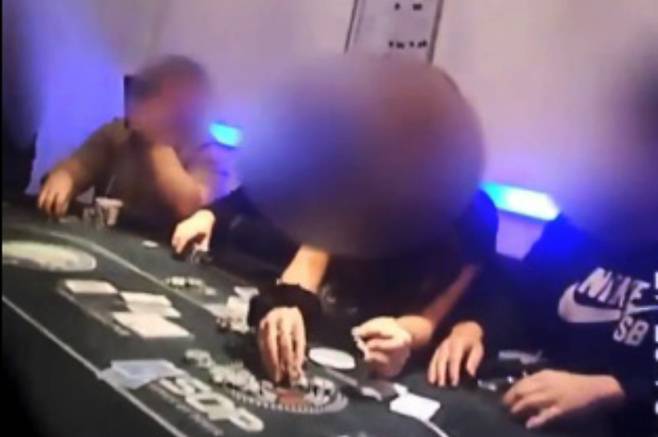 홀덤펍에서 도박판이 열린 모습. 전남경찰청에 따르면 지난 22일 도박장개설 등 혐의로 운영자 1명이 구속되고, 운영진·도박 참여자 66명을 불구속 송치됐다. 연합뉴스
