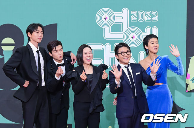 [OSEN=지형준 기자] 23일 오후 서울 여의도 KBS 신관 웨딩홀에서 2023 KBS 연예대상 레드카펫 포토월 행사가 열렸다.'홍김동전' 주우재, 장우영, 김숙, 조세호, 홍진경이 포토타임을 하고 있다. 2023.12.23 / jpnews.osen.co.kr