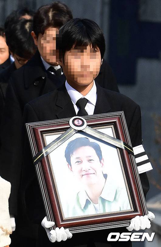 [OSEN=사진팀] 29일 오전 서울 연건동 서울대학교병원 장례식장에서 故이선균의 발인이 엄수됐다.장지는 수원연화장으로 바뀌었으며 유해는 경기 광주 삼성엘리시움에 봉안 예정이다. 2023.12.29/photo@osen.co.kr <사진=사진공동취재단>