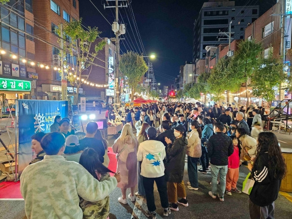 서울 관악구가 개최한 낙성대 별길 축제 ‘낙낙별길’을 찾은 구민들이 공연을 즐기고 있다. 관악구 제공