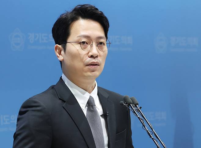 이기인 경기도의회 의원이 29일 오후 경기도 수원시 경기도의회에서 국민의힘 탈당 기자회견을 하고 있다. ⓒ연합뉴스