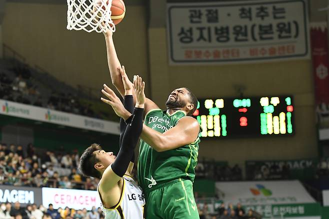 DB 디드릭 로슨(오른쪽)이 29일 LG전에서 상대 수비를 뚫고 골밑 슛을 시도하고 있다. KBL 제공