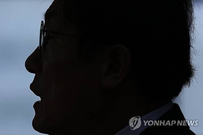 신중하게 답변하는 조희연 교육감 (서울=연합뉴스) 김도훈 기자 = 조희연 서울시 교육감이 26일 서울시교육청에서 연합뉴스와 인터뷰를 하고 있다. 2022.12.29 superdoo82@yna.co.kr