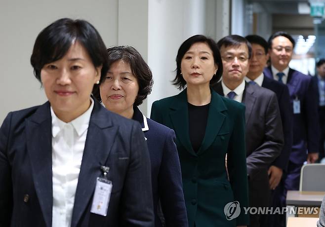 인사 발표 입장하는 장관 후보자들 (서울=연합뉴스) 진성철 기자 = 농림축산식품부 송미령(왼쪽부터), 국가보훈부 강정애, 중소벤처기업부 오영주, 기획재정부 최상목, 국토교통부 박상우, 해양수산부 강도형 장관 후보자가 4일 서울 용산 대통령실 청사에서 열린 인사 발표에 입장하고 있다. 2023.12.4
    zjin@yna.co.kr
(끝)