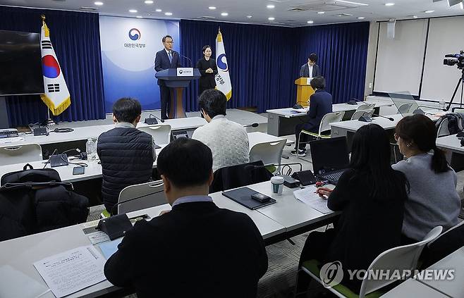 제5기 상급종합병원 지정 결과 발표 (서울=연합뉴스) 황광모 기자 = 박민수 보건복지부 2차관이 29일 오전 서울 종로구 정부서울청사에서 제5기 상급종합병원 지정 결과를 발표하고 있다. 2023.12.29 hkmpooh@yna.co.kr