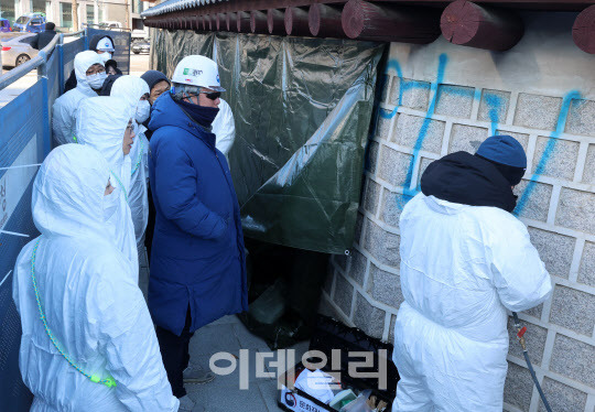 문화재청 관계자들이 17일 오전 서울 종로구 경복궁 서쪽 담벼락에 낙서로 훼손된 부분을 복구작업 하고 있다.(사진=방인권 기자)