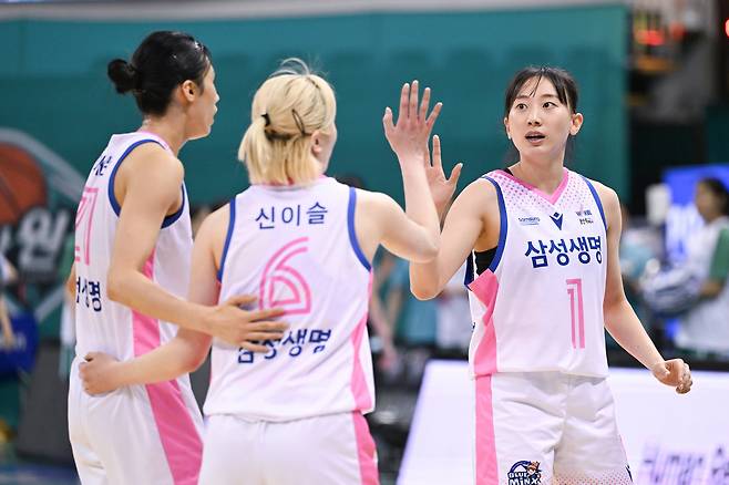 30일 하나원큐전에서 하이파이브하고 있는 삼성생명 선수들.(WKBL 제공)