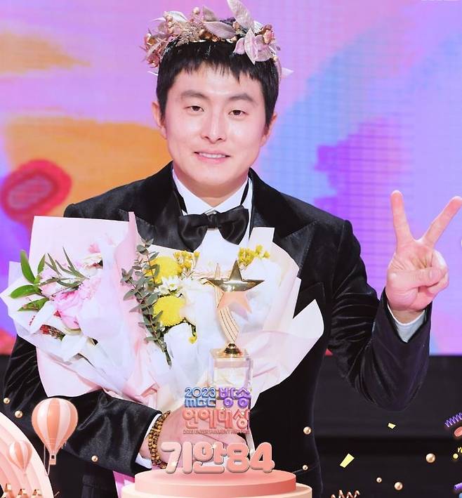 기안84가 29일 서울 상암동 MBC 공개홀에서 열린 ‘2023 MBC 방송연예대상’에서 영예의 대상을 안았다. 출처 | MBC