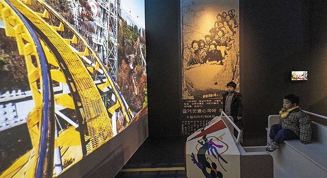 ‘청룡의 해’를 기념해 ‘용, 날아오르다’ 전시를 여는 ‘국립민속박물관’. 추억 속 놀이공원 청룡열차가 스크린에 펼쳐진다. /이신영 영상미디어 기자