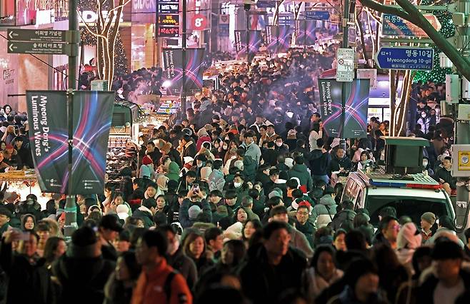 크리스마스 하루 전인 24일 명동 거리를 가득 채운 인파. 뉴시스