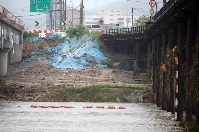 14명의 사망자가 발생한 충북 청주시 오송 지하차도 참사의 시작이 된 미호천교 재가설 공사 현장. 참사 사흘이 지난 7월 18일 오송읍 궁평지하차도 건너편 미호강 둑이 무너져 내려 있다. 뉴스1