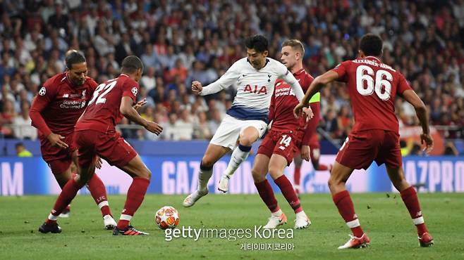 지난 2018~19 UEFA 챔피언스리그 결승전 리버풀전에서 드리블을 하고 있는 손흥민의 모습. 사진=게티이미지