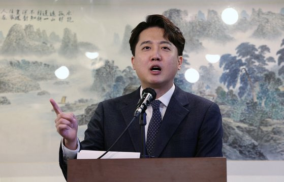 이준석 전 국민의힘 대표가 지난 27일 오후 서울 노원구 한 식당에서 기자회견을 열고 국민의힘 탈당과 향후 정치 행보에 대해 밝히고 있다. 연합뉴스