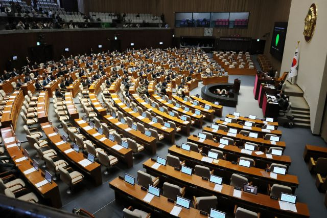 지난 28일 국회 본회의에서 '대장동 50억 클럽' 특검법이 통과되고 있다. 국민의힘은 표결 전 퇴장했다. 연합뉴스