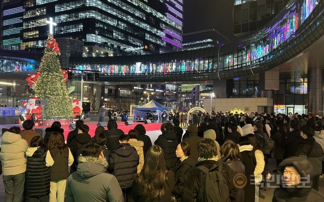 성남 크리스마스 문화축제의 마지막 거리공연이 29일 경기도 성남시 판교역 1번 출구 앞 광장에서 진행됐다.