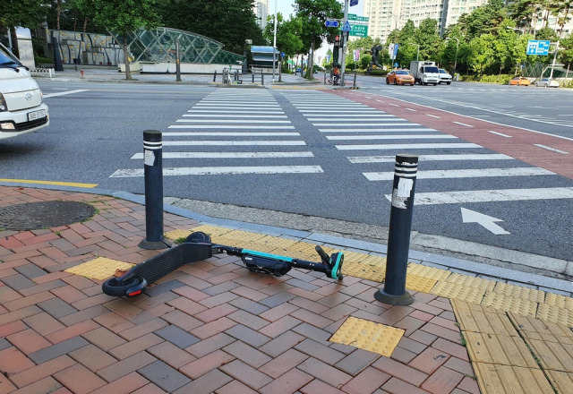 도로에 방치된 적동킥보드. 기사 내용과 직접적인 연관 없는 이미지. [사진 = 연합뉴스]