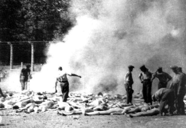 ▲ 아우슈비츠 강제수용소에서 시신들을 태우는 모습을 몰래 찍은 사진. ⓒAlberto Errera