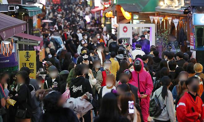 세대 변화에 대한 최고 전문가가 세대론을 종합 검토한 책을 펴냈다. 저자는 “기술 때문에 세대가 분열되는 게 아니라 하나로 뭉칠 방법을 찾아야 한다”고 강조한다. 사진은 이태원의 인파. 세계일보 자료사진