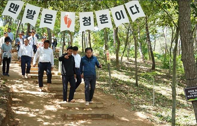 맨발 걷기길 살펴보는 박홍률 목포시장   [목포시 제공·재판매 및 DB 금지]