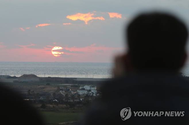 저무는 2022년 (제주=연합뉴스) 고성식 기자 = 31일 오후 제주 서귀포시 송악산 일대에서 시민들이 2022년 임인년의 마지막 해넘이를 보며 한 해를 마무리하고 있다. 2022.12.31 koss@yna.co.kr