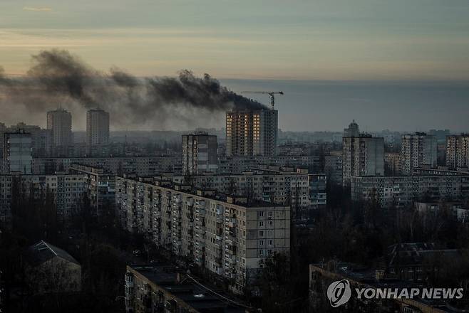 러시아 공습으로 연기 피어오르는 키이우 시내 (키이우 로이터=연합뉴스) 29일(현지시간) 러시아의 공습을 받은 우크라이나 수도 키이우의 주거건물에서 연기가 피어오르고 있다. 2023.12.29 photo@yna.co.kr