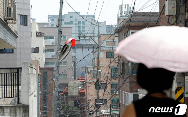 20일 오전 서울 강서구 빌라 밀집 지역에서 시민이 길을 걷고 있다. 2023.7.20/뉴스1 ⓒ News1 장수영 기자