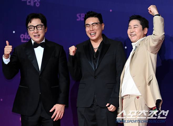 2023 SBS 연예대상이 30일 SBS 프리즘타워에서 열렸다. '미운 우리 새끼&신발 벗고 돌싱포맨' 탁재훈 이상민 신동엽이 포토타임을 갖고 있다. 상암동=허상욱 기자wook@sportschosun.com/2023.12.30/