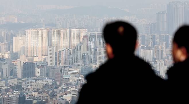 서울 남산에서 내려다 본 서울의 아파트 단지. /뉴스1