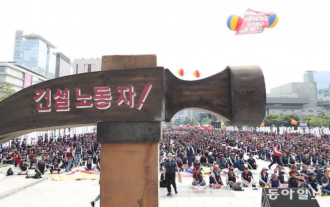 정부가 건설노조의 불법행위에 대한 근절을 선언하며 대대적인 단속에 나선 뒤 건설현장 분위기가  크게 달라진 것으로 전해진다. 사진은 민주노총 산하 건설노조가 2019년 광화문 광장에서 임금단체협상을 앞두고 상경 투쟁을 벌이는 모습이다. 동아일보 DB