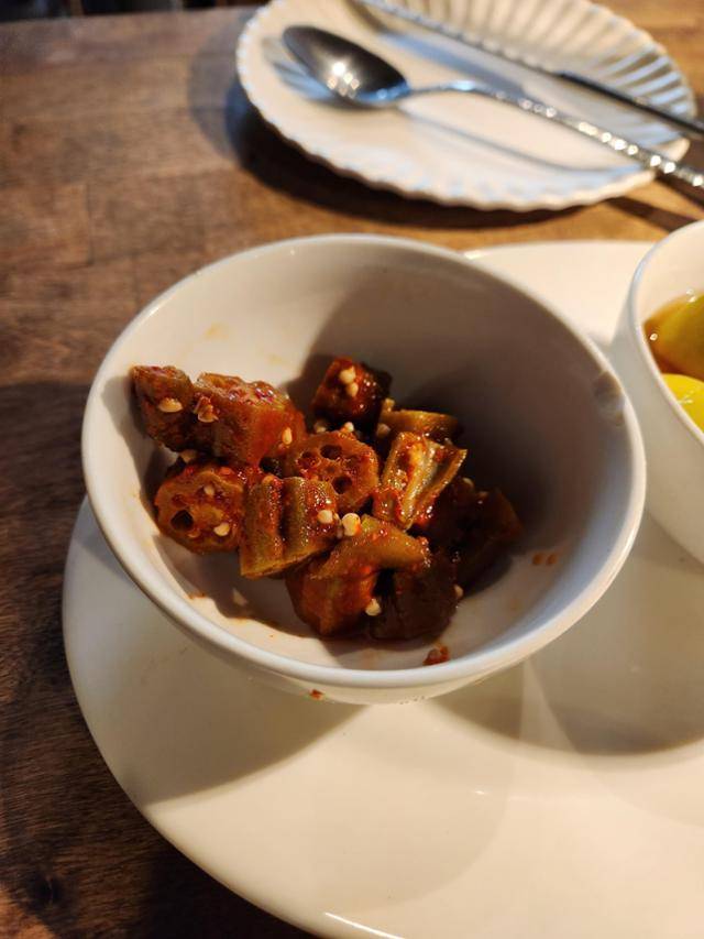 미국 뉴욕 맨해튼의 퓨전식당 KJUN의 인기 메뉴인 뉴올리언스의 대표 채소인 오크라로 담근 김치. 박소영 기자