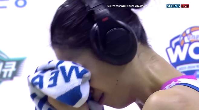 30일 부천 하나원큐전 직후 방송 인터뷰에서 눈물을 쏟고 있는 삼성생명 이해란. 사진=중계화면 캡처