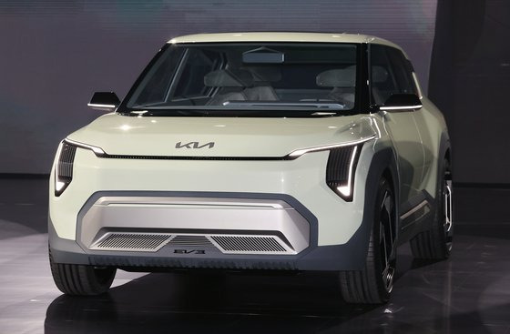 2023년 10월 기아가 EV 데이 행사에서 공개한 전기차 EV3 콘셉트. 기아는 2024년 상반기 EV3을 출시할 예정이다. EV3는 전기차 대중화에서 있어 중요한 모델일 될 전망이다. 연합뉴스