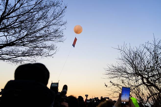 Celebrations during a New Year’s sunrise at Sky Park in Seoul’s Mapo-gu. (Mapo-gu Office)