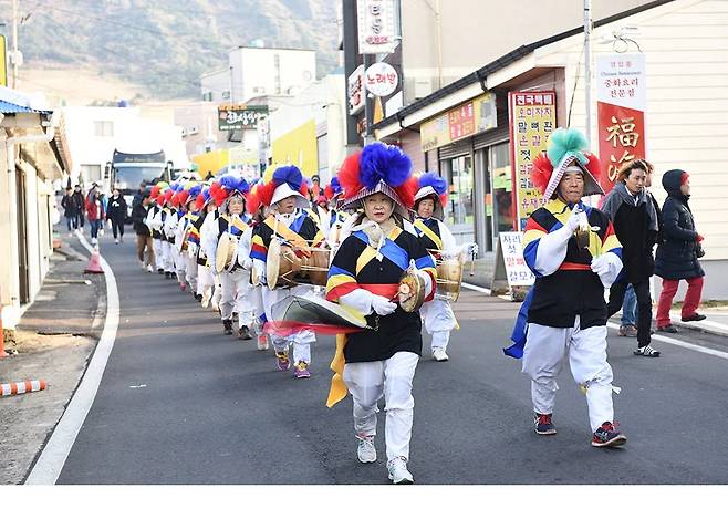 Celebrations during New Year’s Day near Seongsan Sunrise Peak on Jeju Island. (sunrisefestival.kr)