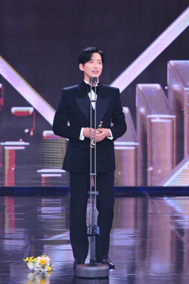 30일 서울 마포구 MBC 공개홀에서 열린 '2023 MBC 연기대상'에서 남궁민이 대상을 수상한 소감을 밝히고 있다. MBC 제공