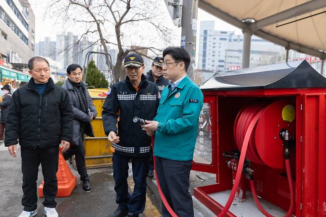 오병권 경기도 행정1부지사가 29일 수원시 못골시장에서 화재취약 시설 등 안전 상황을 점검하고 있다.  / 사진제공=경기도