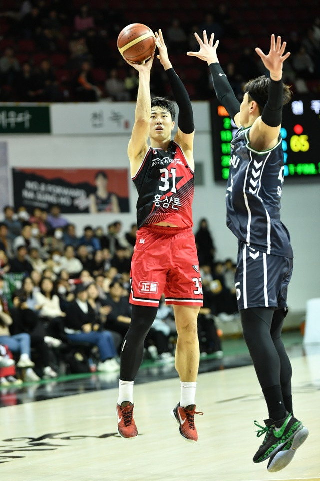 공격에 집중하는 정효근(왼쪽). /사진=KBL 제공