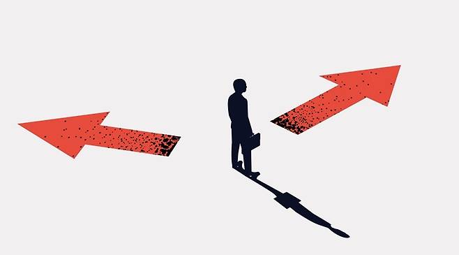 한국 콘텐츠 산업이 두 갈래 길에 놓여있다.[일러스트=게티이미지뱅크]