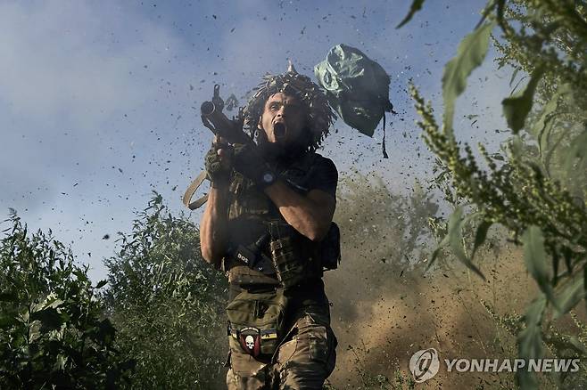 유탄발사기 쏘는 우크라이나군 병사 [AP 연합뉴스 자료사진. 재판매 및 DB 금지]